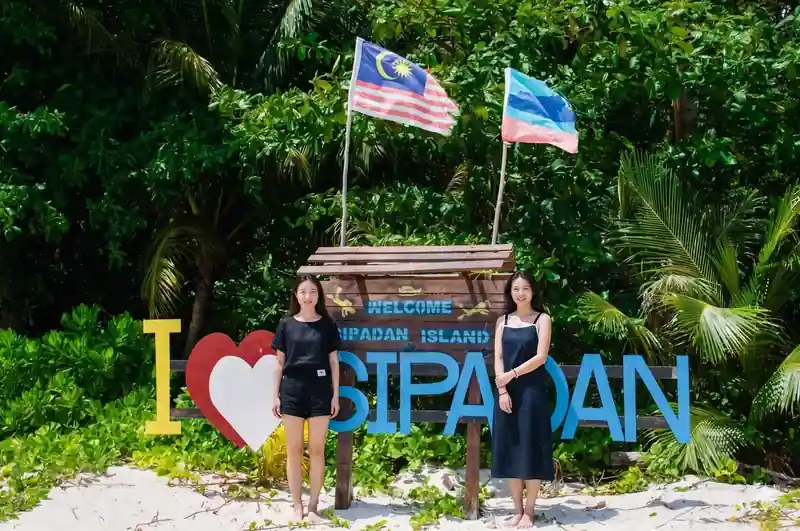 Scuba diving Sipadan to see coral reefs and turtles with Fairyland Resort near Semporna.