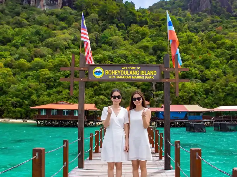 Hiking Bohey Dulang for breathtaking lagoon views with Fairyland Resort near the Tun Sakaran Marine Park.