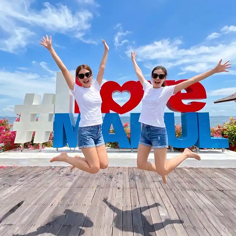 Snorkeling at Mabul and Kapalai to see green sea turtles with Fairyland Resort near the Tun Sakaran Marine Park.